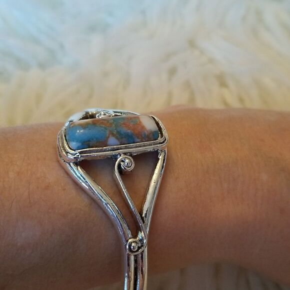 Bangle Bracelet silvertone with Turquoise stone - Picture 1 of 10